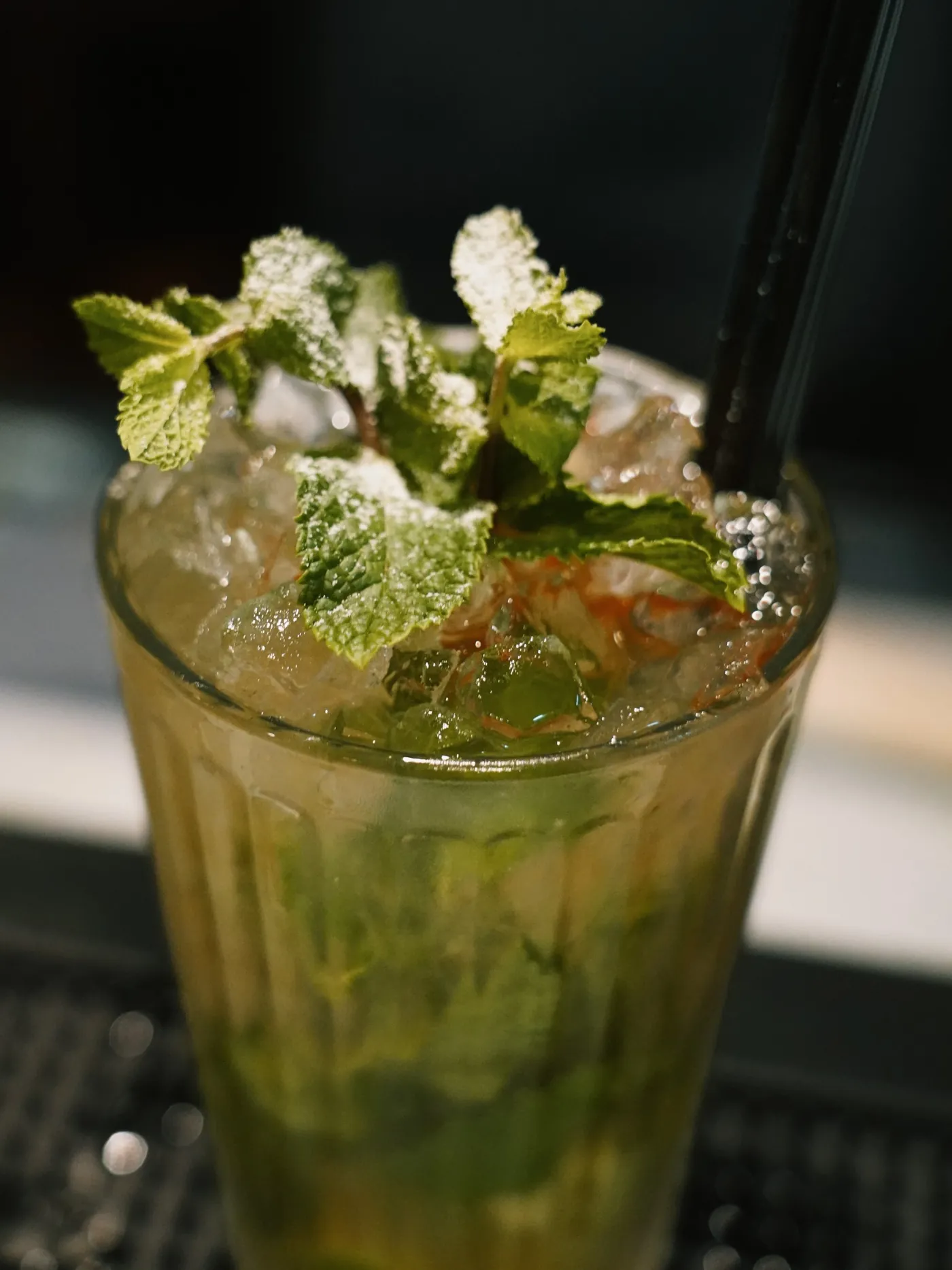 Mojito mit Crushed Ice und frischer Minze